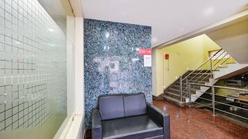 Área de estar no saguão