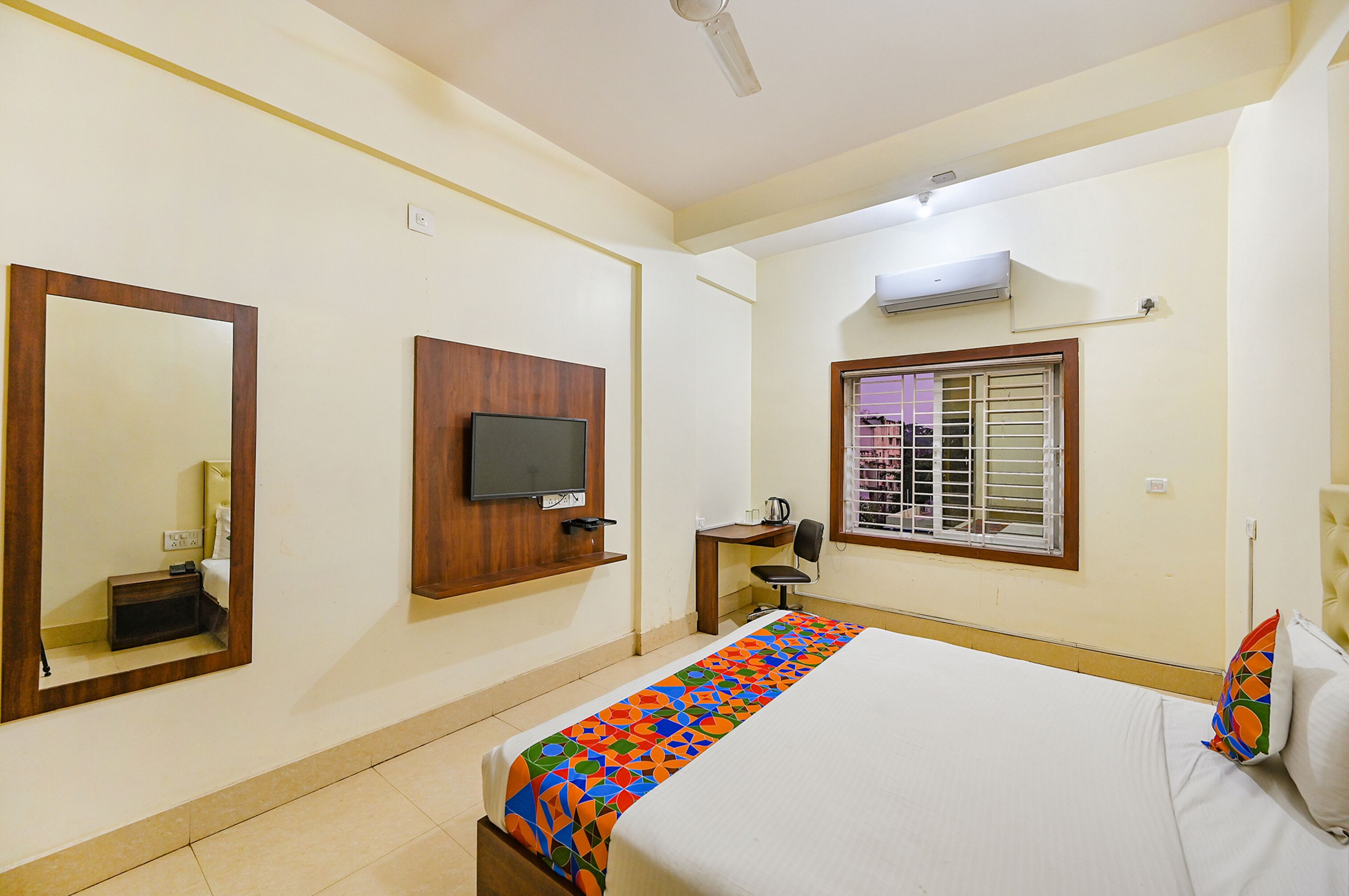 Egyptian cotton sheets, premium bedding, in-room safe, free WiFi