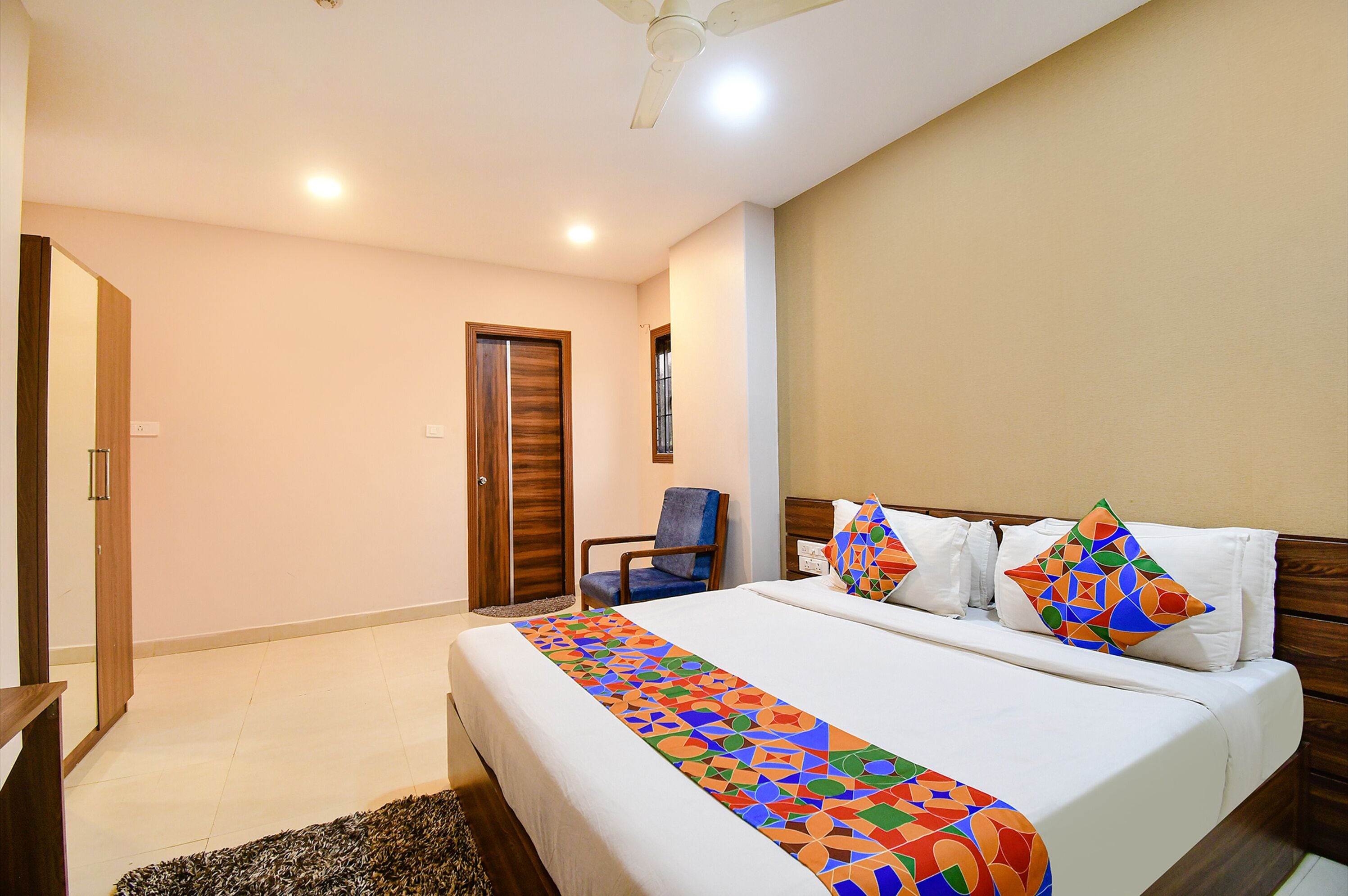 deluxe room | egyptian cotton sheets, premium bedding, in-room safe, free wifi