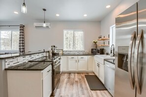 Fridge, microwave, oven, stovetop - The Bunk House Experience at Dragon Ranch (Black Hawk)