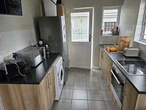 Geladeira, micro-ondas, fogão, cooktop