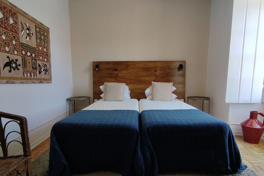 Historic renovated apt located at the main gate of the Castle of Torres Vedras!!