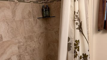 Secadora de cabello, toallas, jabón, papel de baño