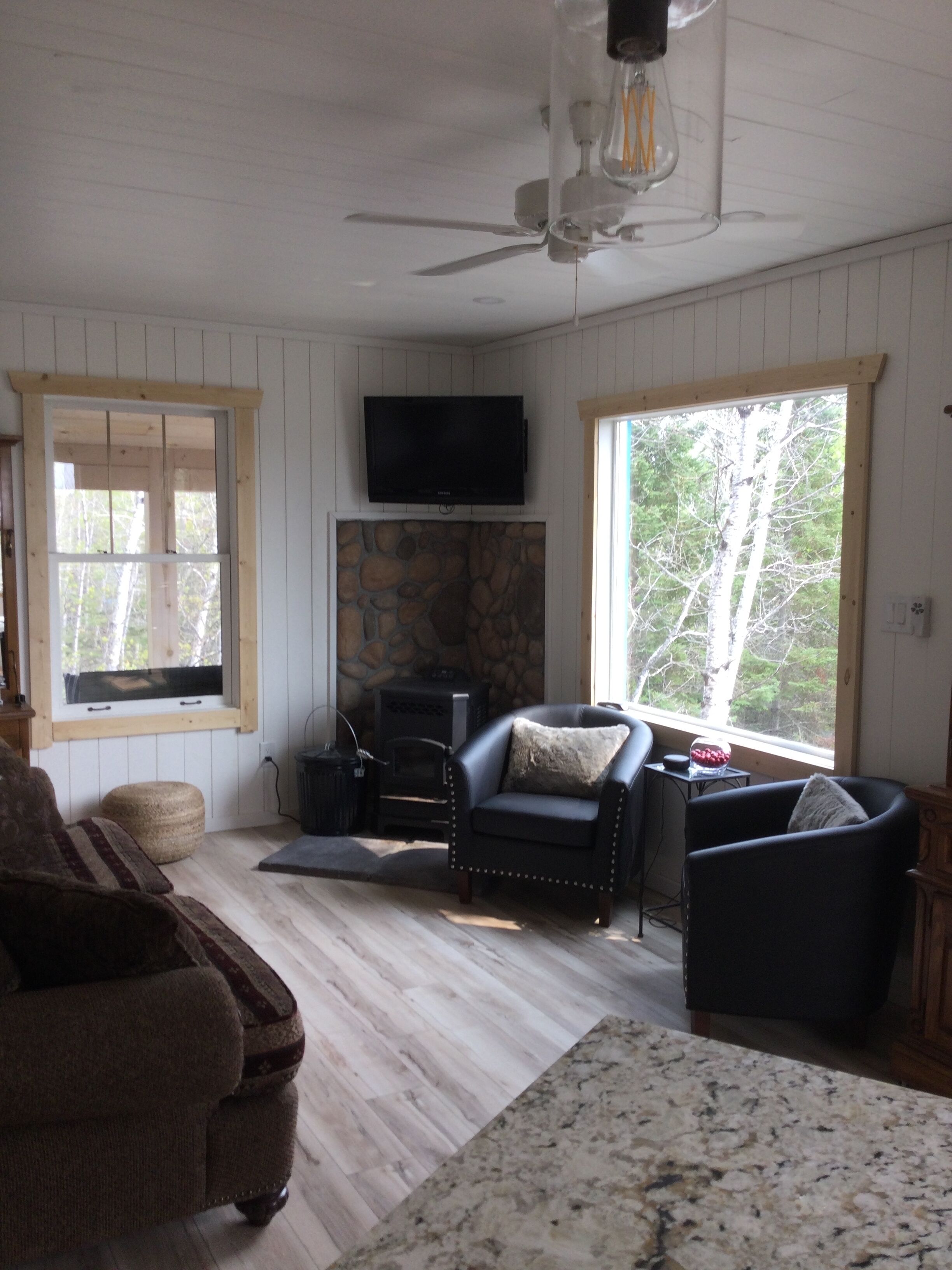 Cozy Guest cottage waterfront with screened in gazebo