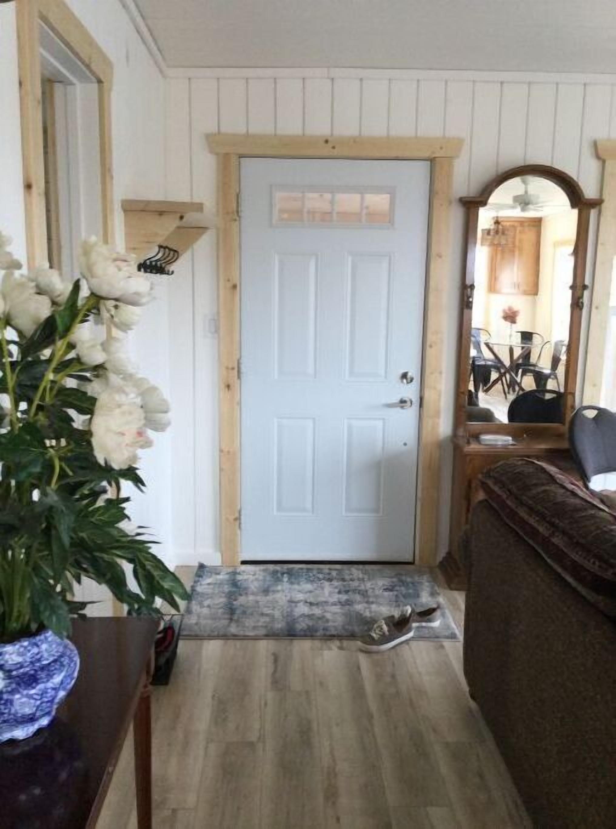 Cozy Guest cottage waterfront with screened in gazebo