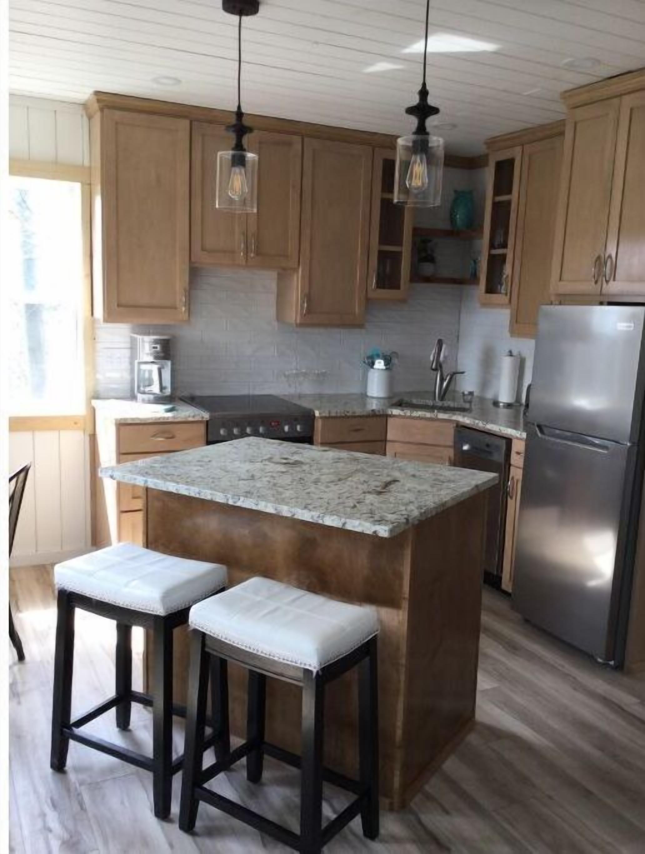 Cozy Guest cottage waterfront with screened in gazebo