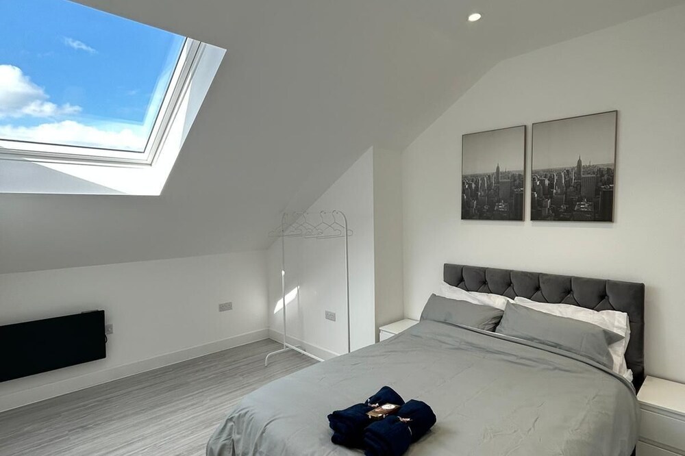 Modern London Apartment - direct links to Central London