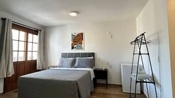 Habitación triple estándar | Escritorio, espacio para trabajar con laptop y cortinas blackout