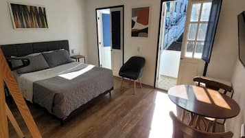 Escritorio, espacio para trabajar con laptop y cortinas blackout