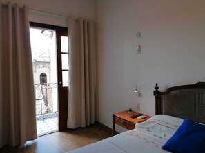 Desk, laptop workspace, blackout curtains, iron/ironing board - Bahia Pelô Hostel (Salvador)