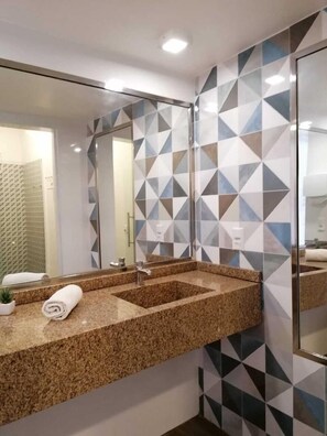 标准三人房 | 浴室 | 淋浴设施、毛巾