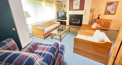 Cozy 2-bedroom Condo - Close to town!