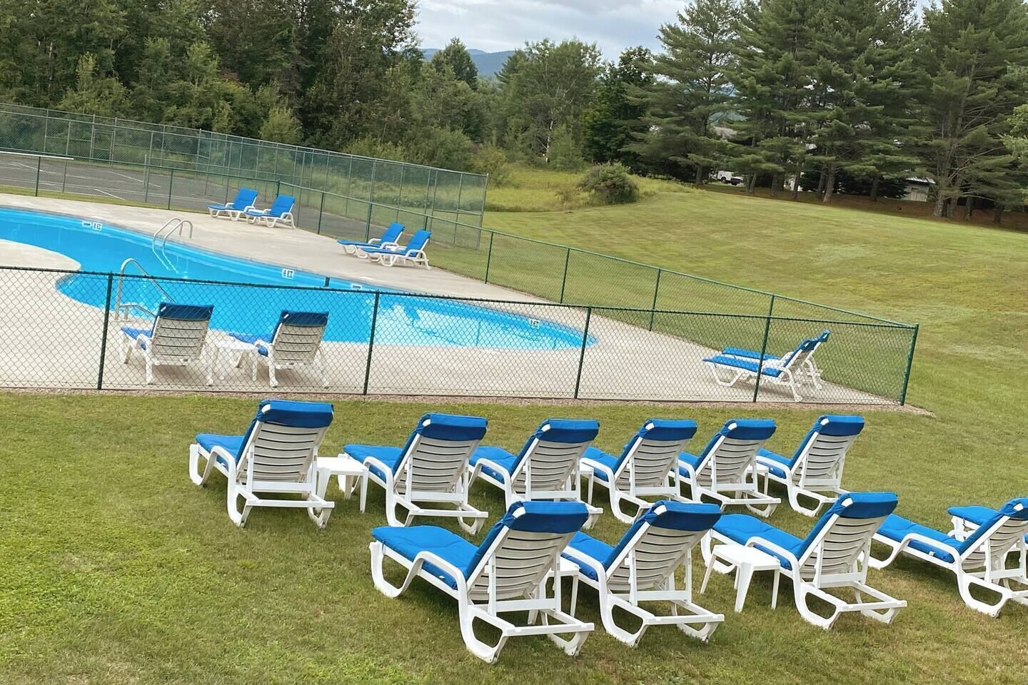 Cozy 2-bedroom Condo - Close to town!