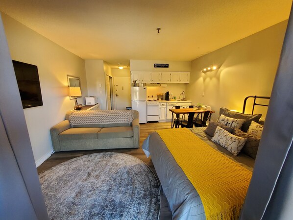 Smart TV, fireplace, ping pong - ESCAPE TO THE PERFECT WHITE MOUNTAIN LOCATION - Cozy Condo @ Lincoln Station (Lincoln)