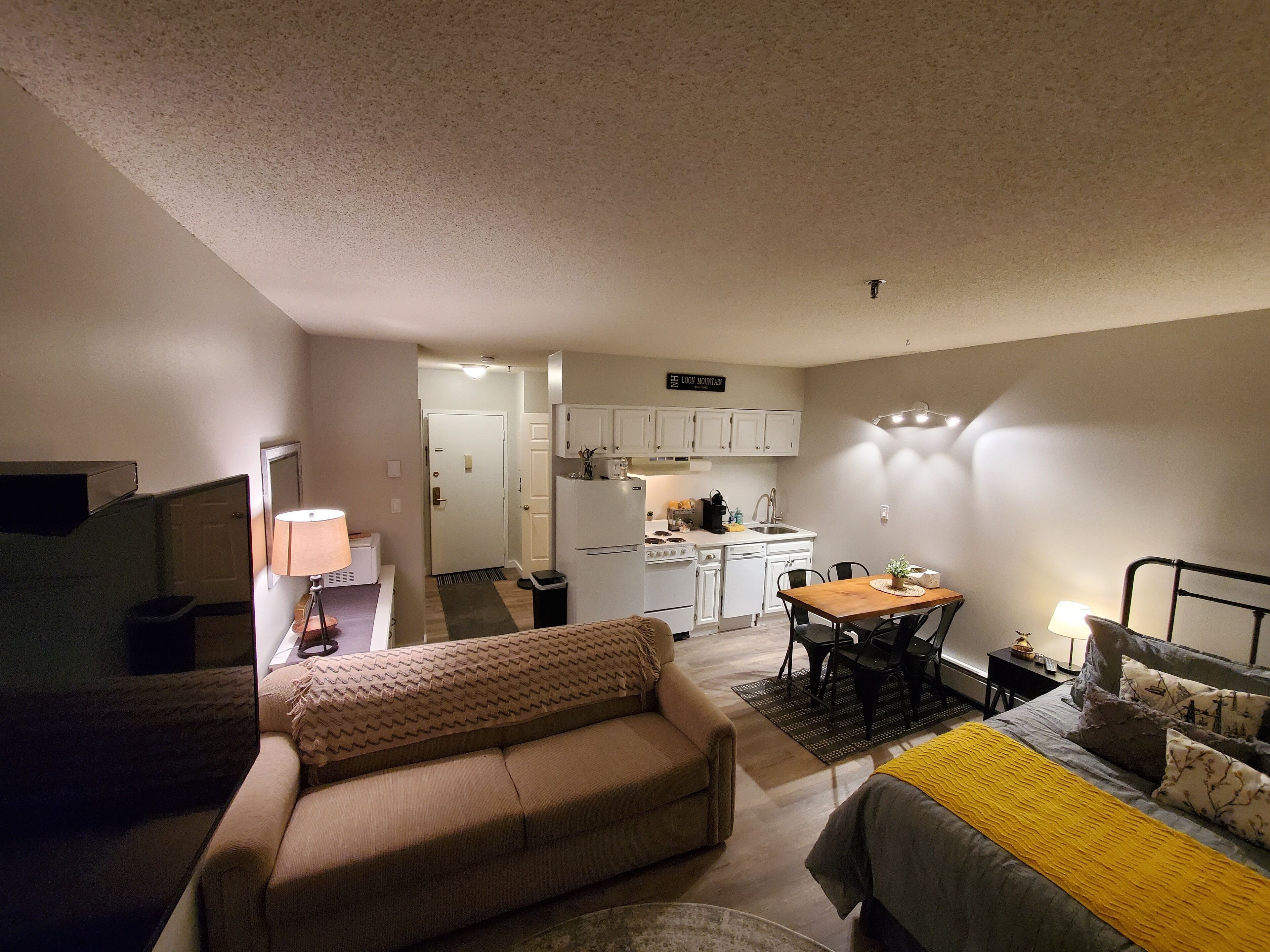 ESCAPE TO THE PERFECT WHITE MOUNTAIN LOCATION - Cozy Condo @ Lincoln Station
