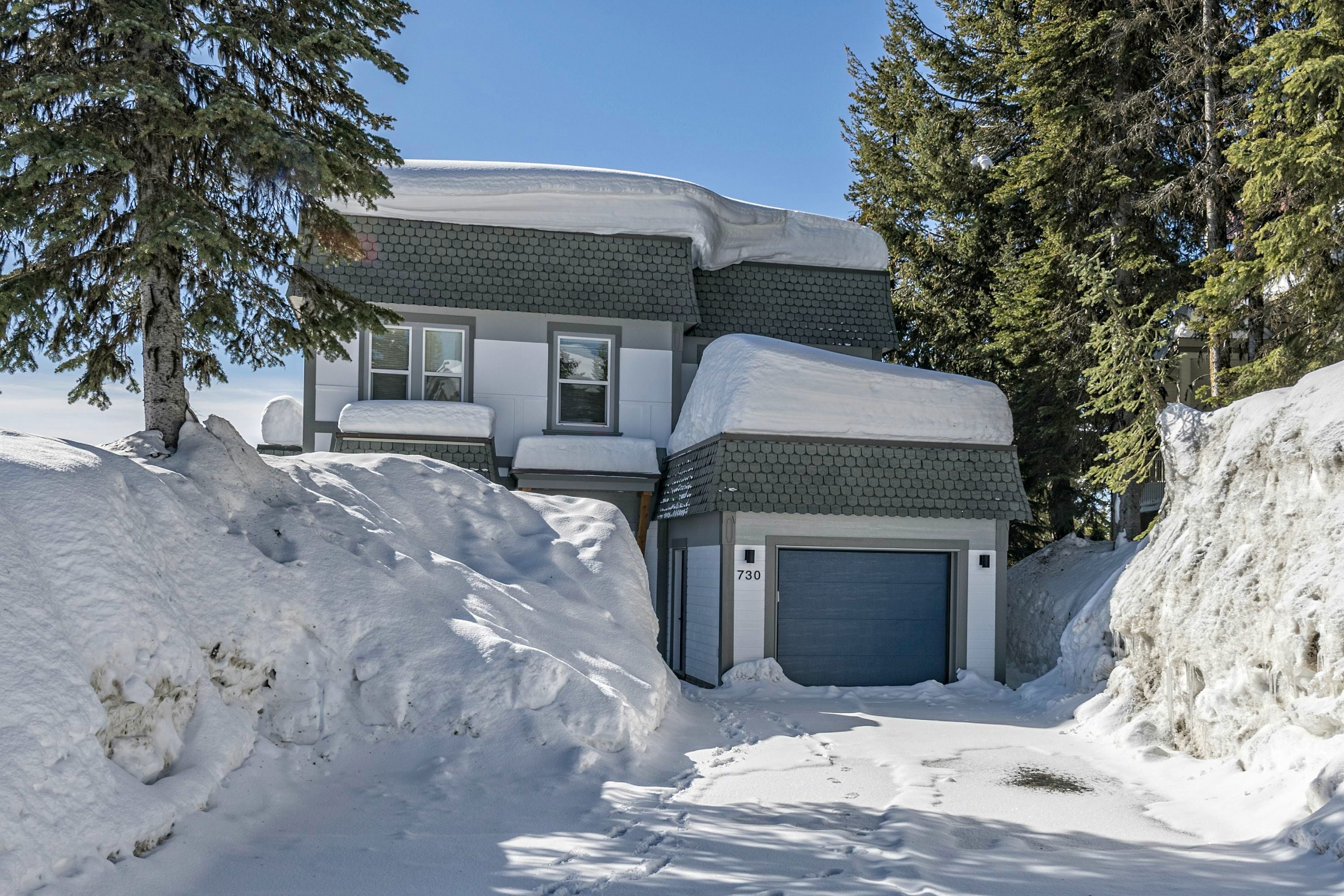 Beautiful Large Family Chalet located in a Cult a sac on the Knoll