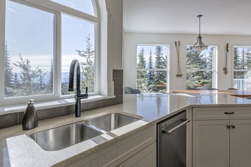 Beautiful Large Family Chalet with Hot Tub, Laundry, gear storage, pet-friendly!