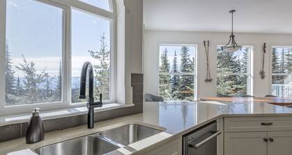 Beautiful Large Family Chalet with Hot Tub, Laundry, gear storage, pet-friendly!