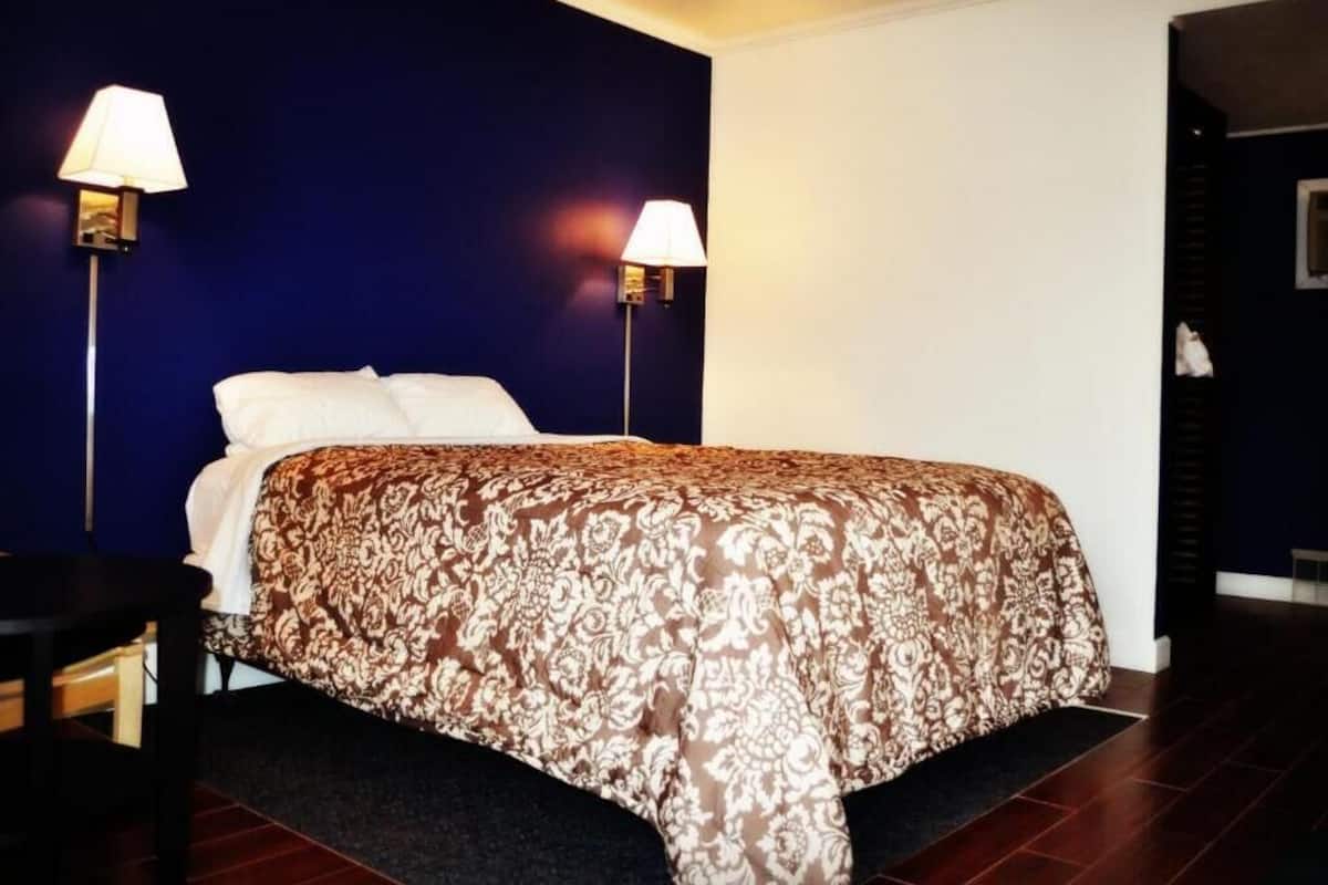 Standard Room, 1 Queen Bed, Refrigerator & Microwave | Premium bedding, laptop workspace, blackout drapes, free WiFi