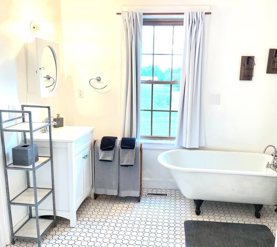 Easy access to ski Stowe in Modern 1850s Farmhouse