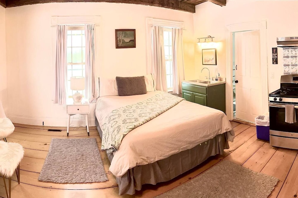 Easy access to ski Stowe in Modern 1850s Farmhouse