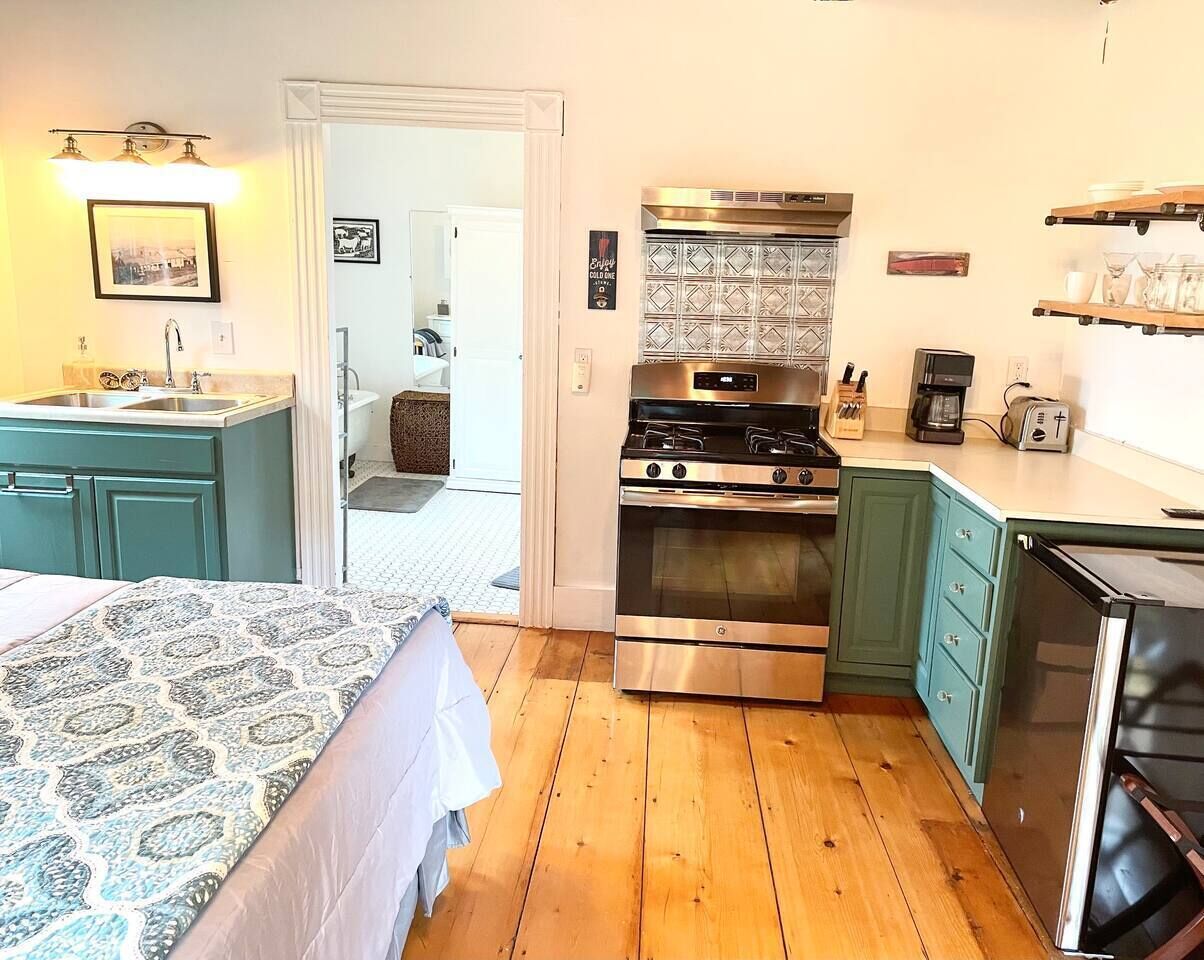 Easy access to ski Stowe in Modern 1850s Farmhouse