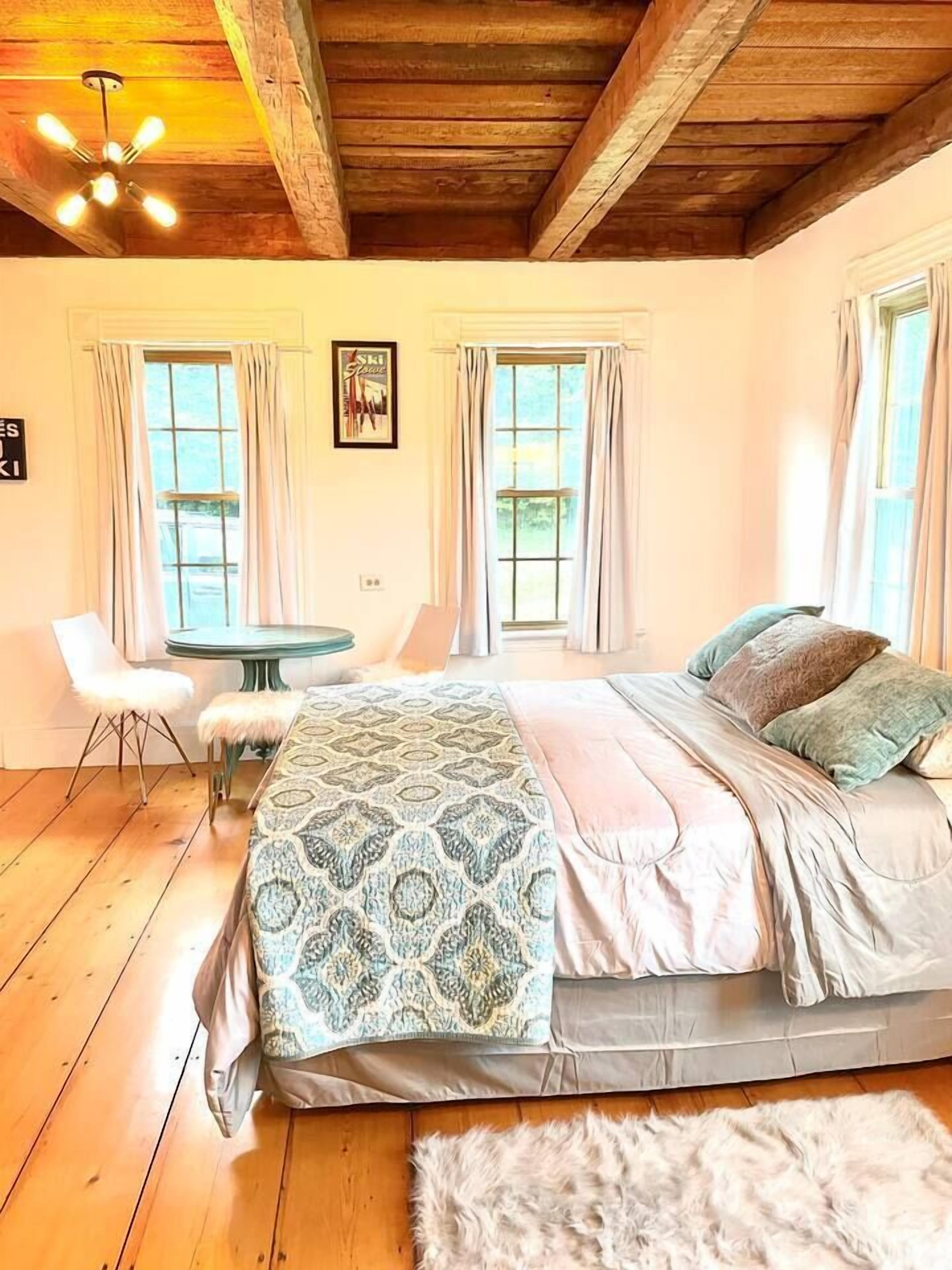 Easy access to ski Stowe in Modern 1850s Farmhouse