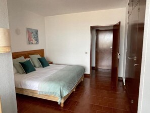 1 chambre, fer et planche à repasser, Wi-Fi gratuit, draps fournis