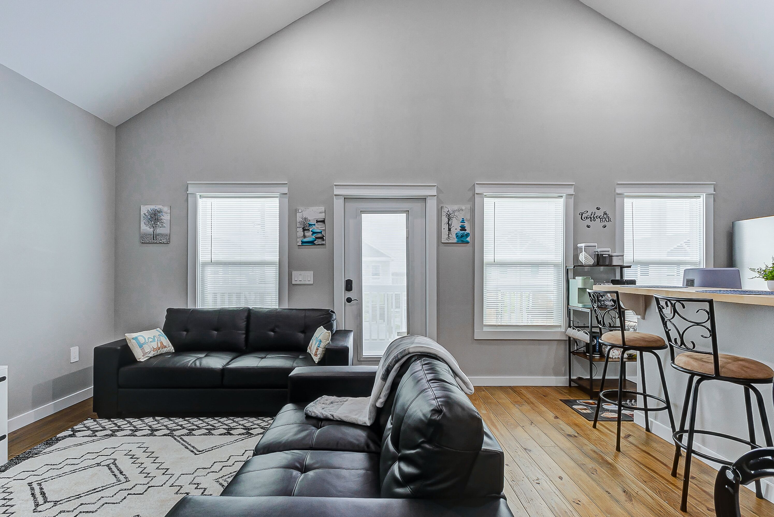 New beach house - 5min walk to the Beach - 2 king beds, 2 grills, fireplace