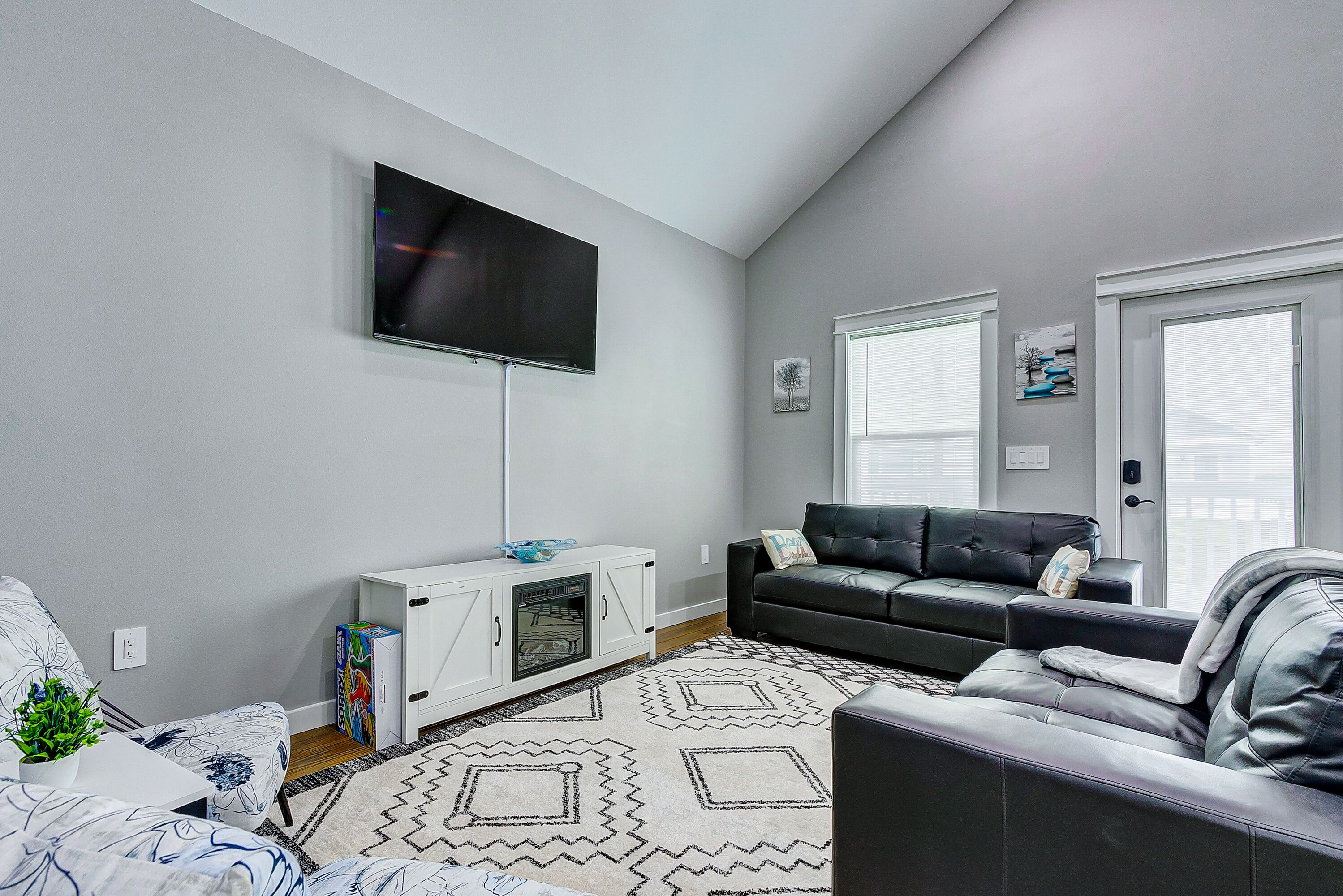 New beach house - 5min walk to the Beach - 2 king beds, 2 grills, fireplace