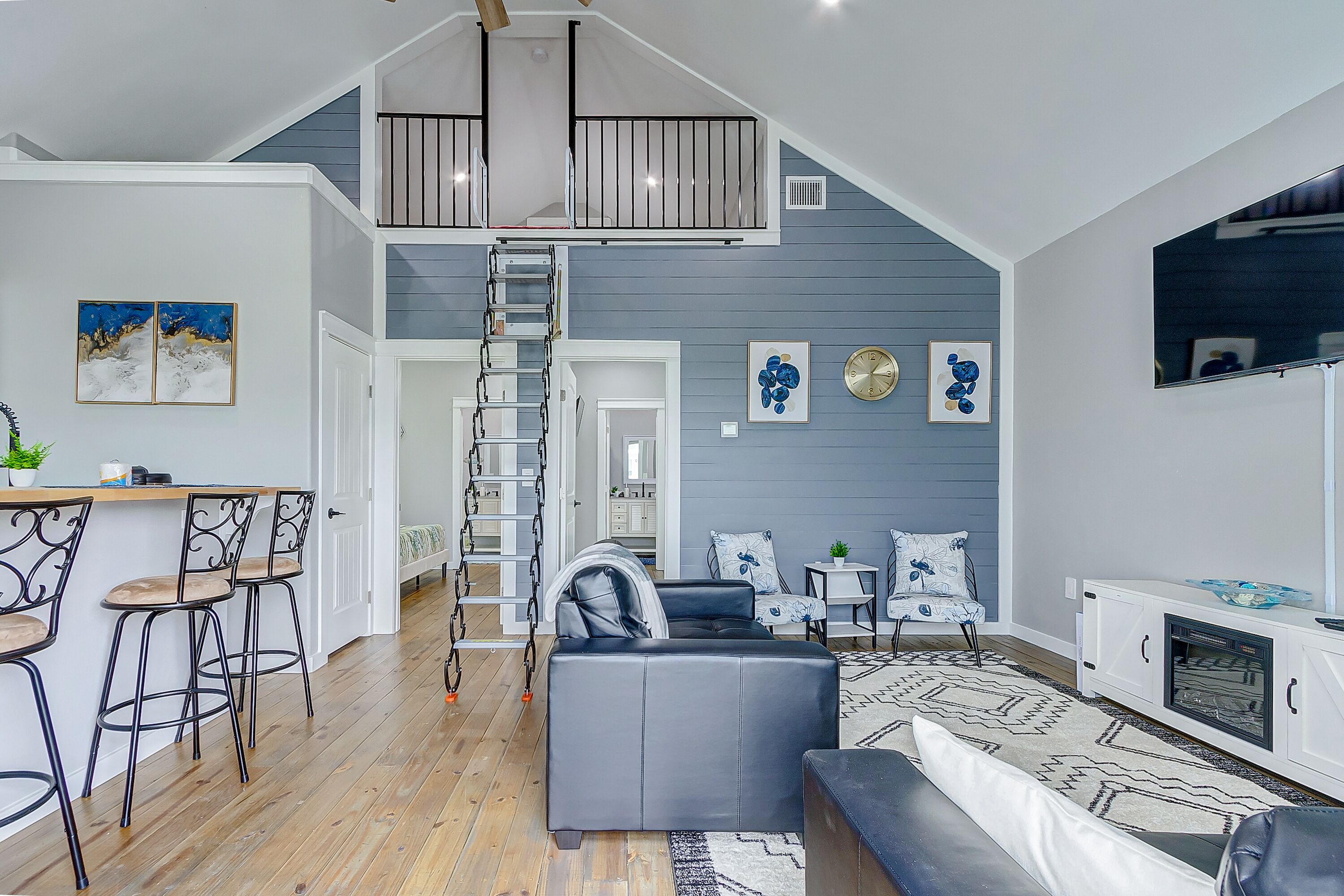 New beach house - 5min walk to the Beach - 2 king beds, 2 grills, fireplace