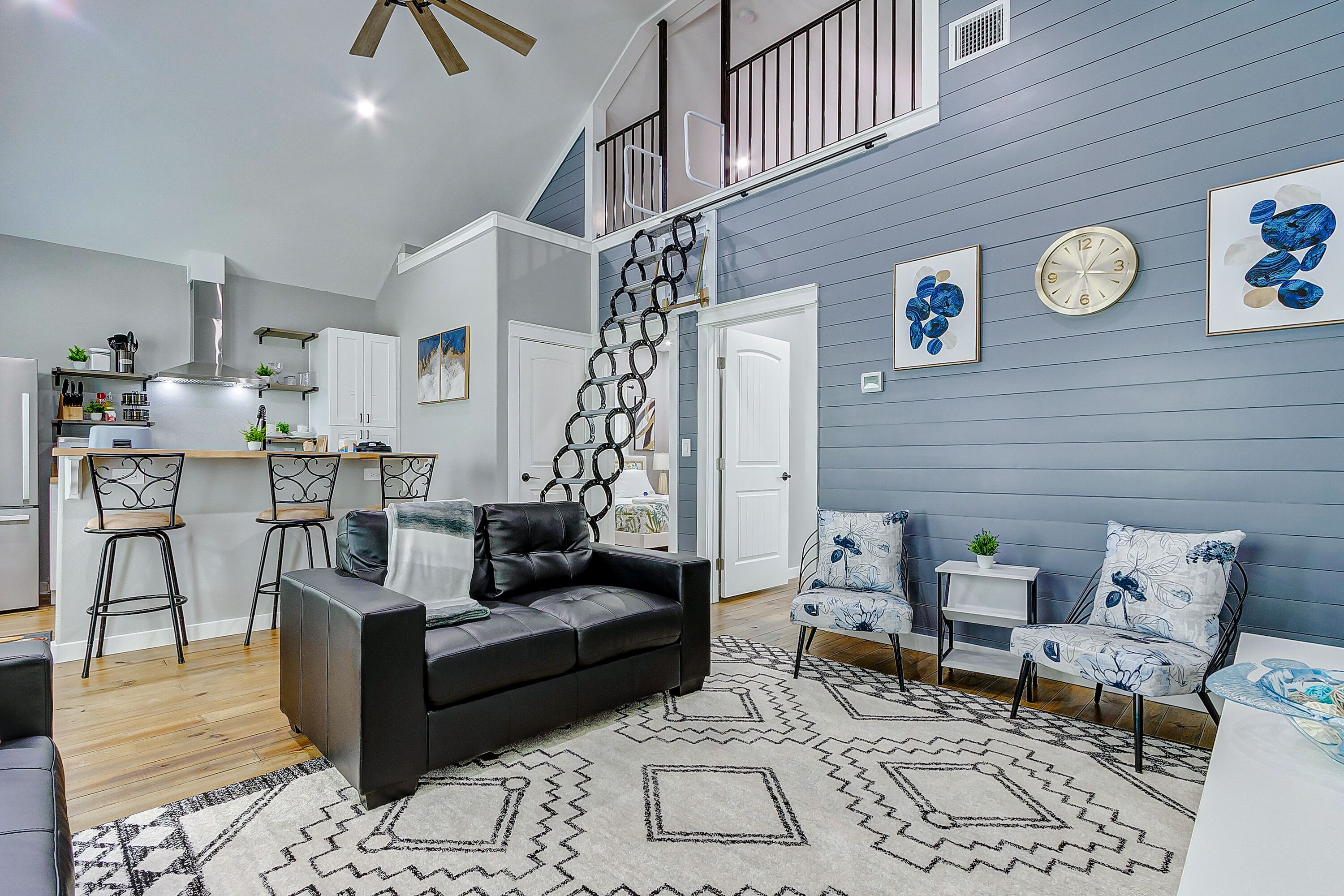 New beach house - 5min walk to the Beach - 2 king beds, 2 grills, fireplace