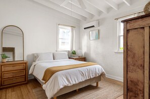 2 bedrooms, desk, iron/ironing board, WiFi