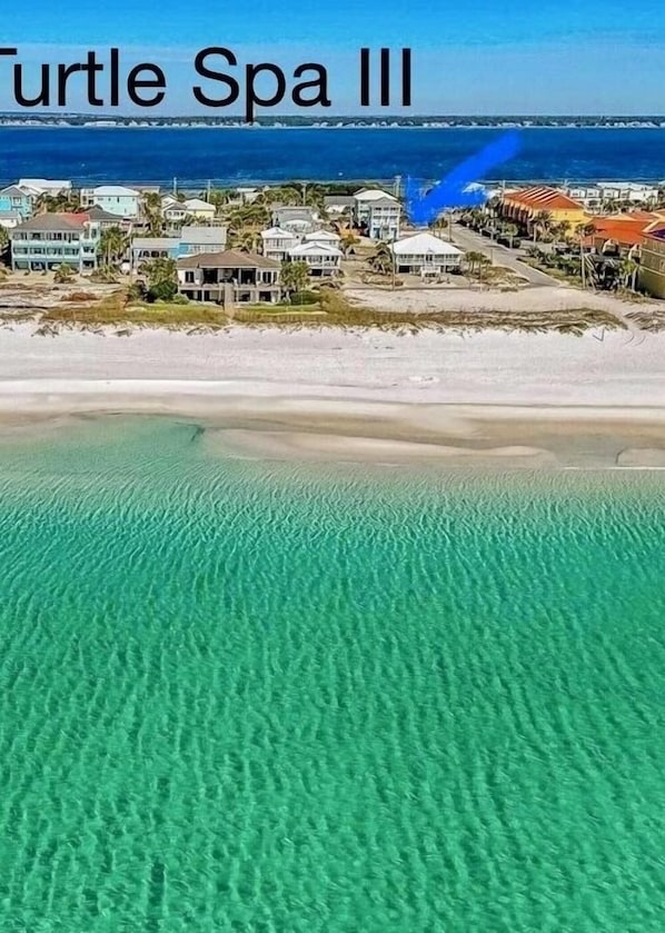 Playa en los alrededores, camastros y toallas de playa 