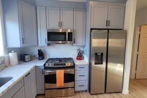 Refrigerador, microondas, horno y parrilla de estufa 
