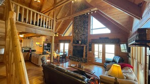 Smart TV, fireplace, books - Blue Ridge Parkway Panoramic Paradise-60 Mile View (Carroll County)