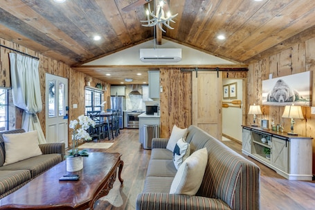 TV, fireplace. 9 Mi to Bass Lake: Cabin w/ Fire Pit in Wishon!