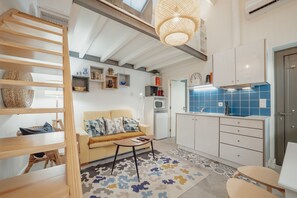 TV - MEZZANINE STYLISH APARTMENT H by VACATIONY (Oporto)