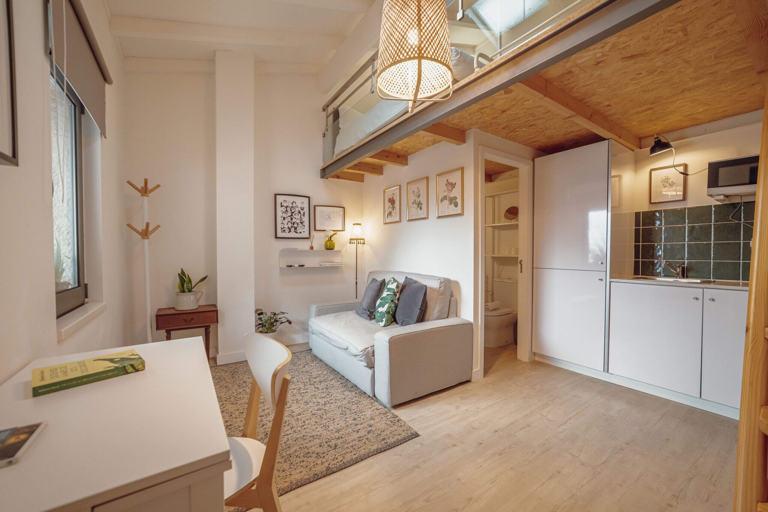 MEZZANINE STYLISH APARTMENT R