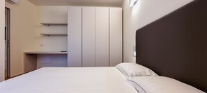3 bedrooms, iron/ironing board, WiFi, bed sheets - Villa Ada & Rico, 500 meters from the village lake view pool and hydromasage (Veneto)