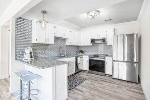 Frigorifero, forno, piano cottura, lavastoviglie