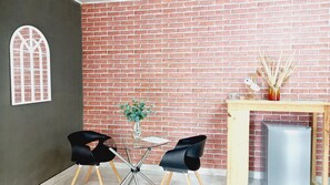 Exclusive-Studiosuite, 1 Queen-Bett | Essbereich im Zimmer