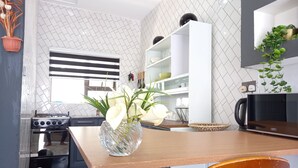 Appartement Affaires | Cuisine privée | Réfrigérateur grande capacité avec congélateur, four à micro-ondes