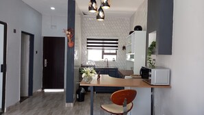 Appartement Affaires | Aire de séjour | Téléviseur à écran plat de 32 po avec télévision par câble, téléviseur