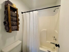 Artículos de tocador gratuitos, secador de pelo, toallas, jabón