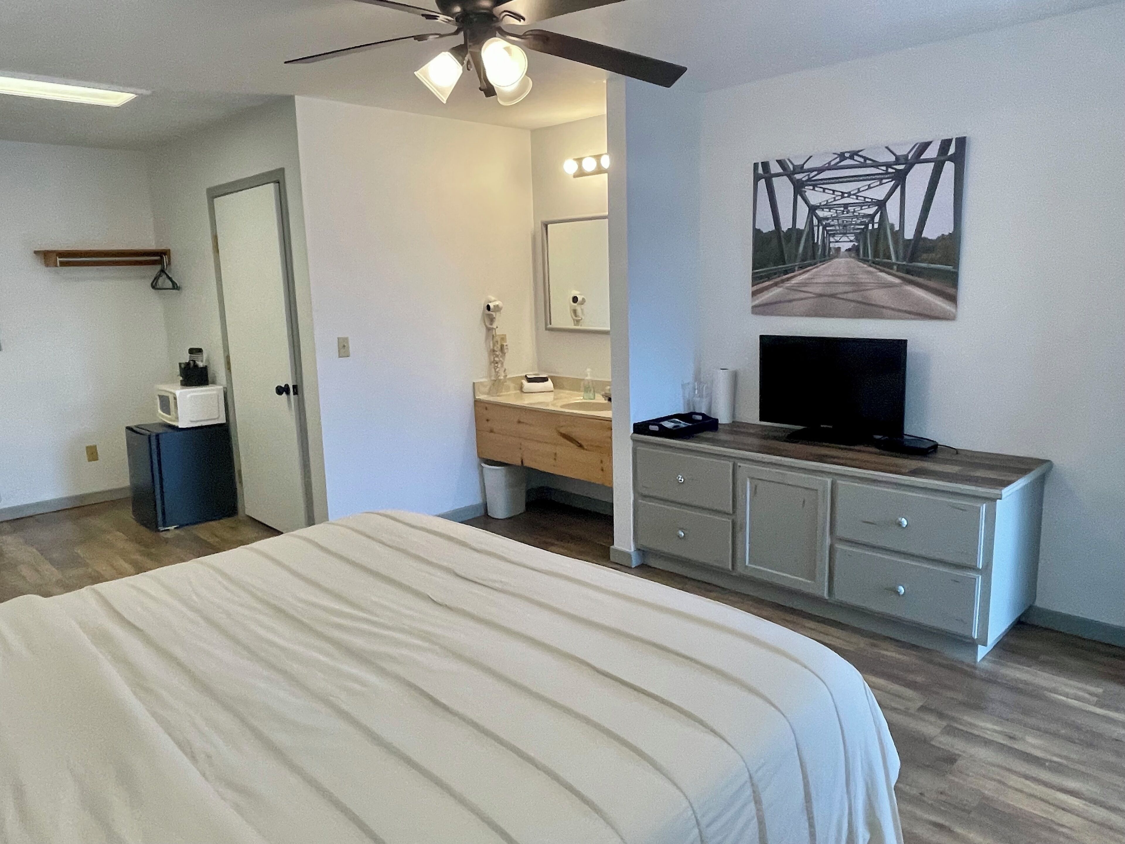 Signature Room, 1 King Bed | Free WiFi, bed sheets