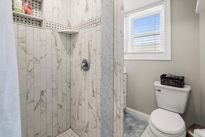 Regadera, toallas, jabón, papel de baño 