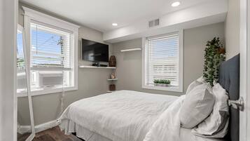 1 bedroom, in-room safe, iron/ironing board, free WiFi
