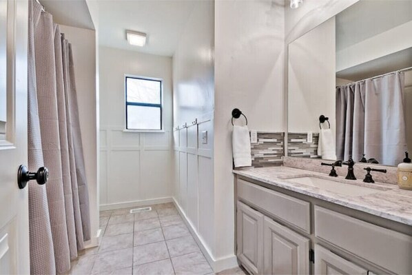 Shower - Yellow Door Cottage (Bella Vista)