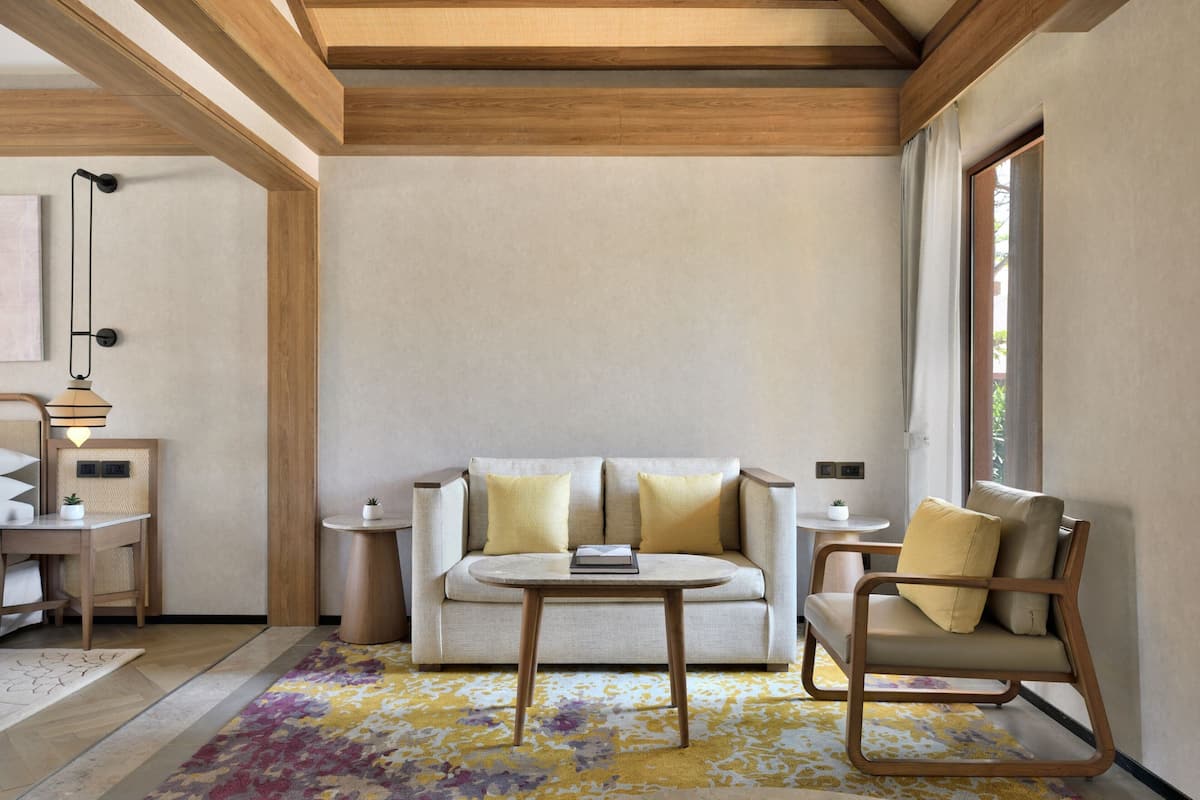 Bungalow, 1 keskisuuri parisĂ€nky, tupakointi kielletty, nĂ€köala pihalle (Balcony) | Olohuone | 55âtuumainen Ă€ly-TV, jossa digitaalikanavat